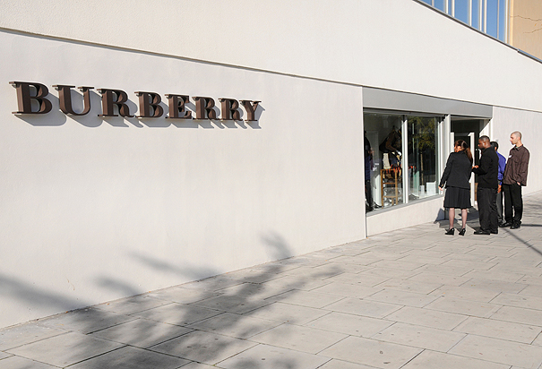 Burberry_outlet_BTATY7(H)-7a3a6636-2ab6-4024-95f8-a488dee90489-0-605x412